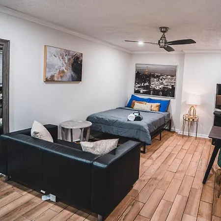 Downtown Studio, Skyline View, Walk To Attractions